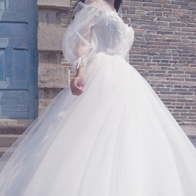 梁田小姐姐夏日美照来袭，穿一身白裙黑发带点缀，浪漫又唯美